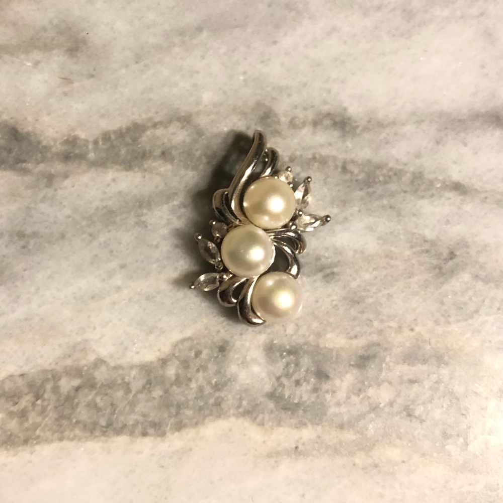 Pearl pendant necklace